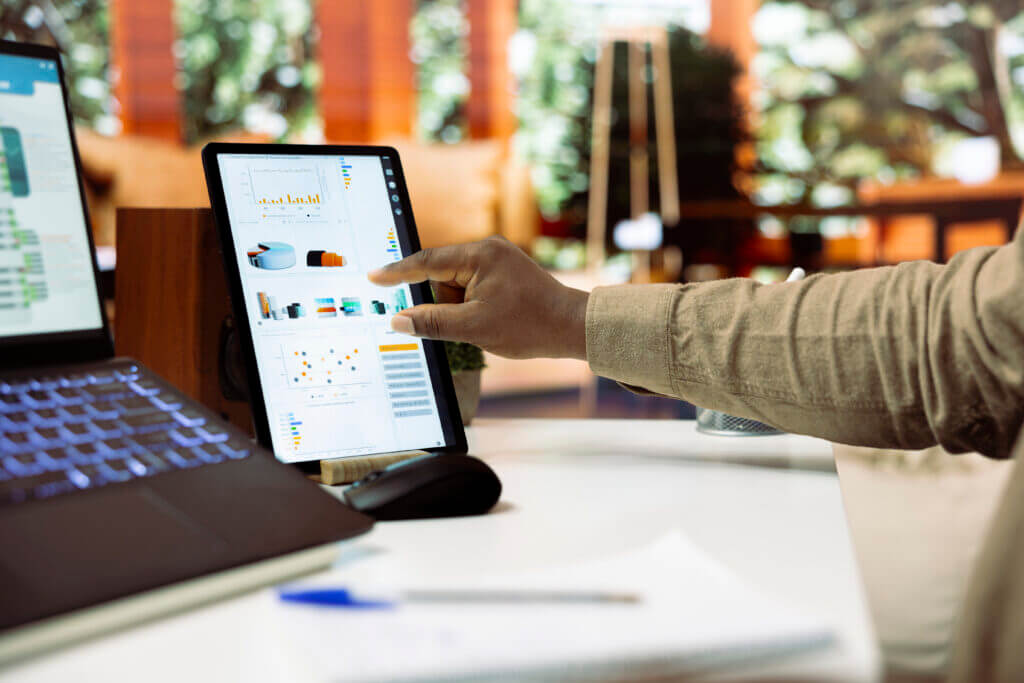 analista de la empresa que estudia elprogreso de la actividad-empresarial-en el logro de objetivos estrategico