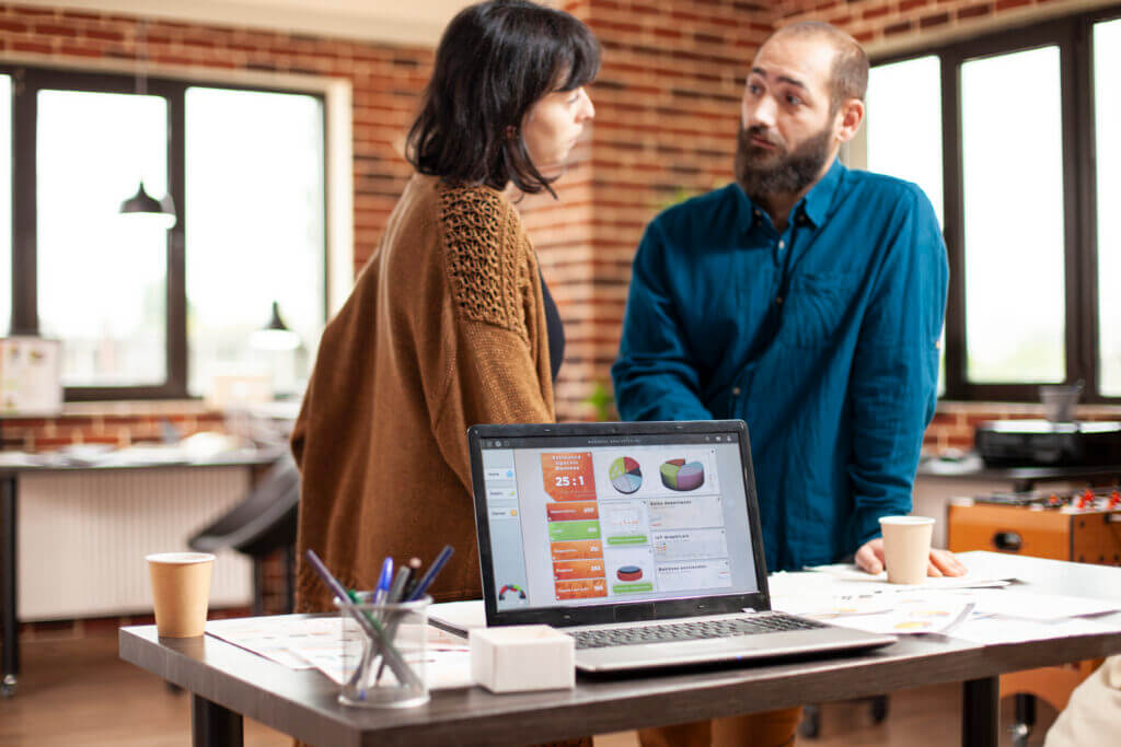 el portatil muestra el analisis de mercado en la oficina