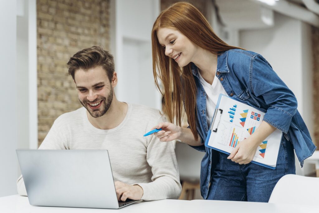 hombre y mujer discutiendo un proyecto empresarial