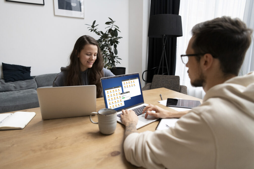 pareja en el escritorio-trabajando juntos desde casa scaled