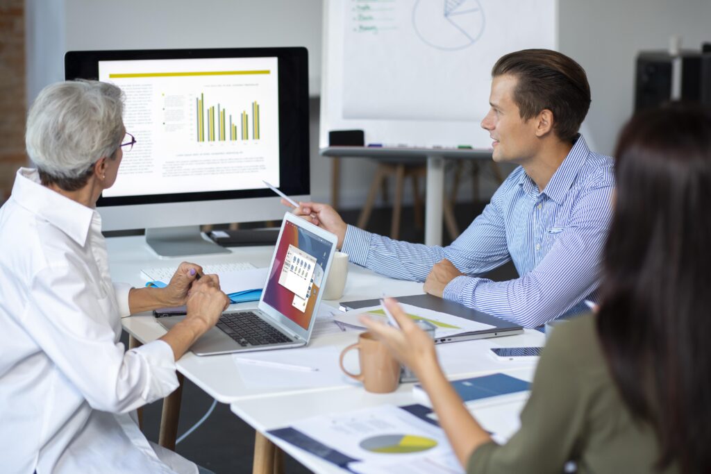 personas-que-utilizan-dispositivos-digitales-durante-una-reunion